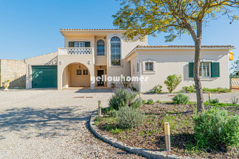 A 4-bedroom villa with central heating and pool near Boliqueime